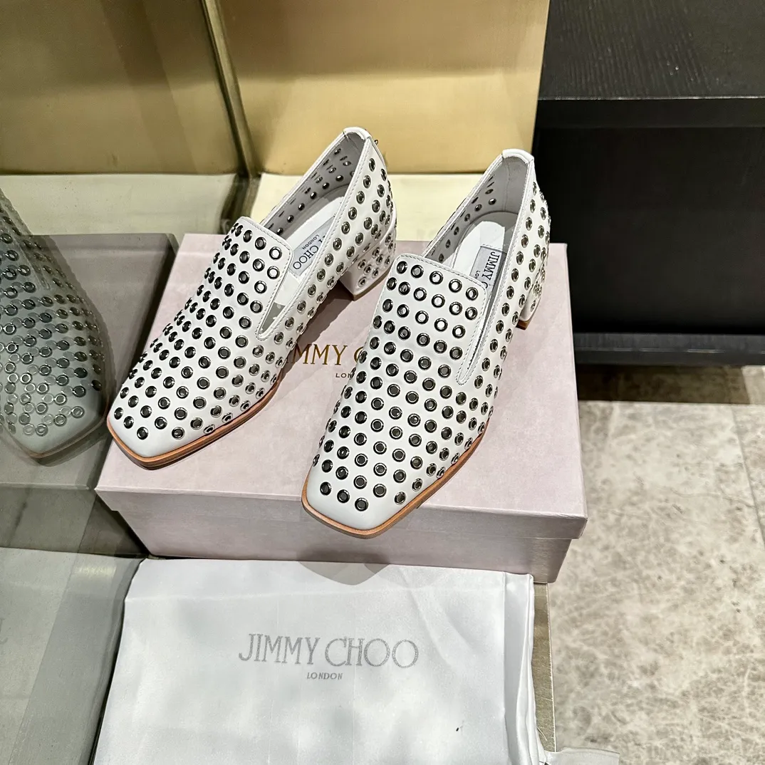 👟👟Ex-factory price 660👟👟 The new JIMMY CHOO, Loaf shoes, exclusive sale, rivet decoration design style is very unique, designed with the latest technology, strong three-dimensional effect👍Multiple technologies are integrated together, subverting fashion, super stylish! The combination is super beautiful. The original version is 1:1, versatile and trendy, both salty and sweet! Size: 35-40 Outsole: Leather outsole